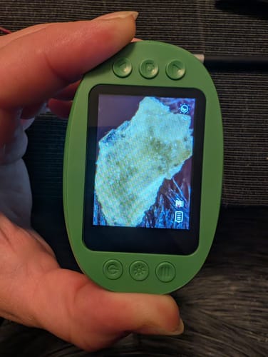 Een stukje stof van dichtbijJe ziet de afzonderlijke vezels van het materiaal.